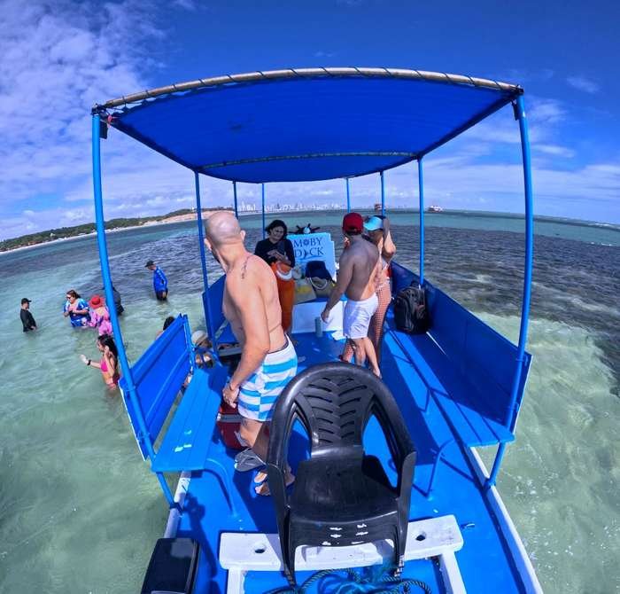 Barco Moby Dick ancorado nas Piscinas Naturais do Seixas durante passeio de barco em João Pessoa