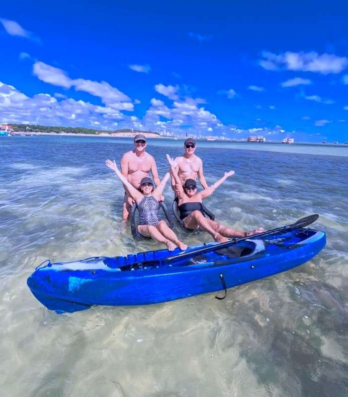 Grupo de amigos com caiaque nas Piscinas Naturais do Seixas